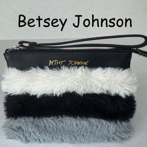 BETSEY JOHNSON Sunglass Case/Wristlet Faux Fur/White, Black, Gray/Sm Bag/Pouch
